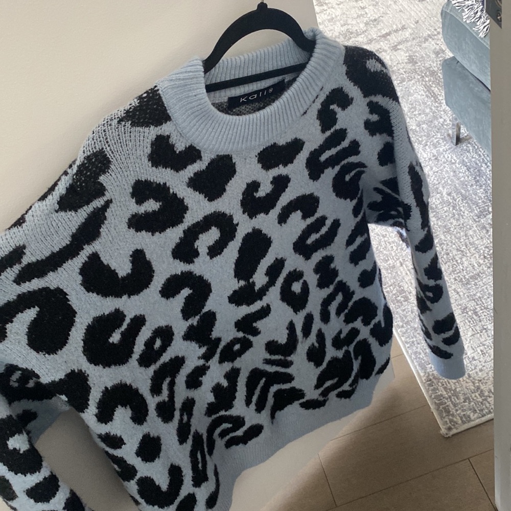 Exclusive and vintage Kali brand sweater. Perfect for the transition season!